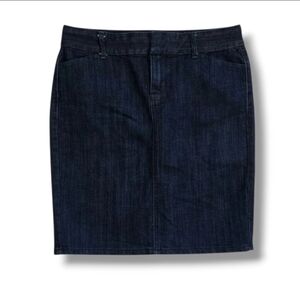 Old Navy Women’s Blue Wash Denim Skirt with Pockets – Size 2 Gently Used